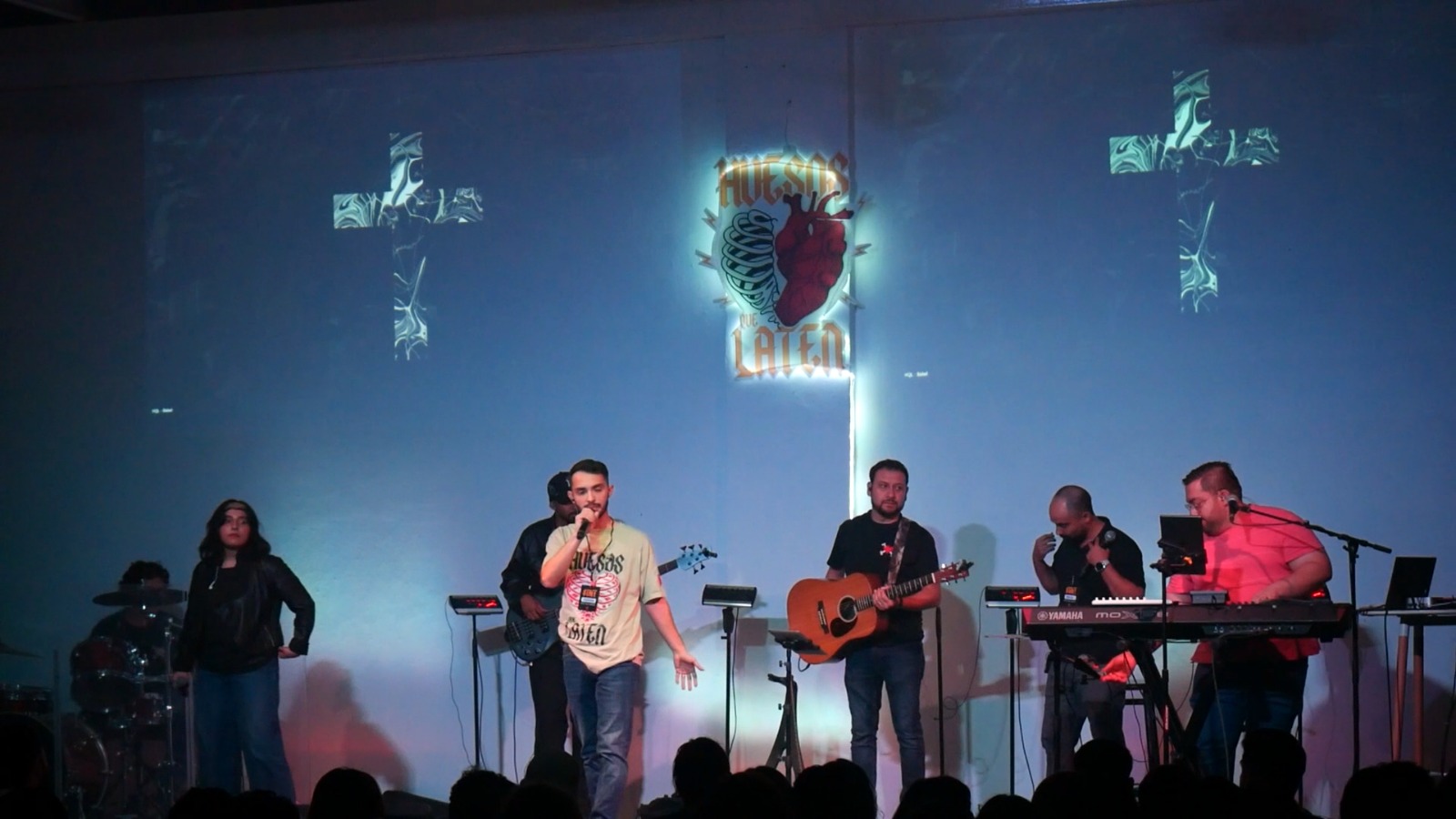 Multitud de jóvenes en evento